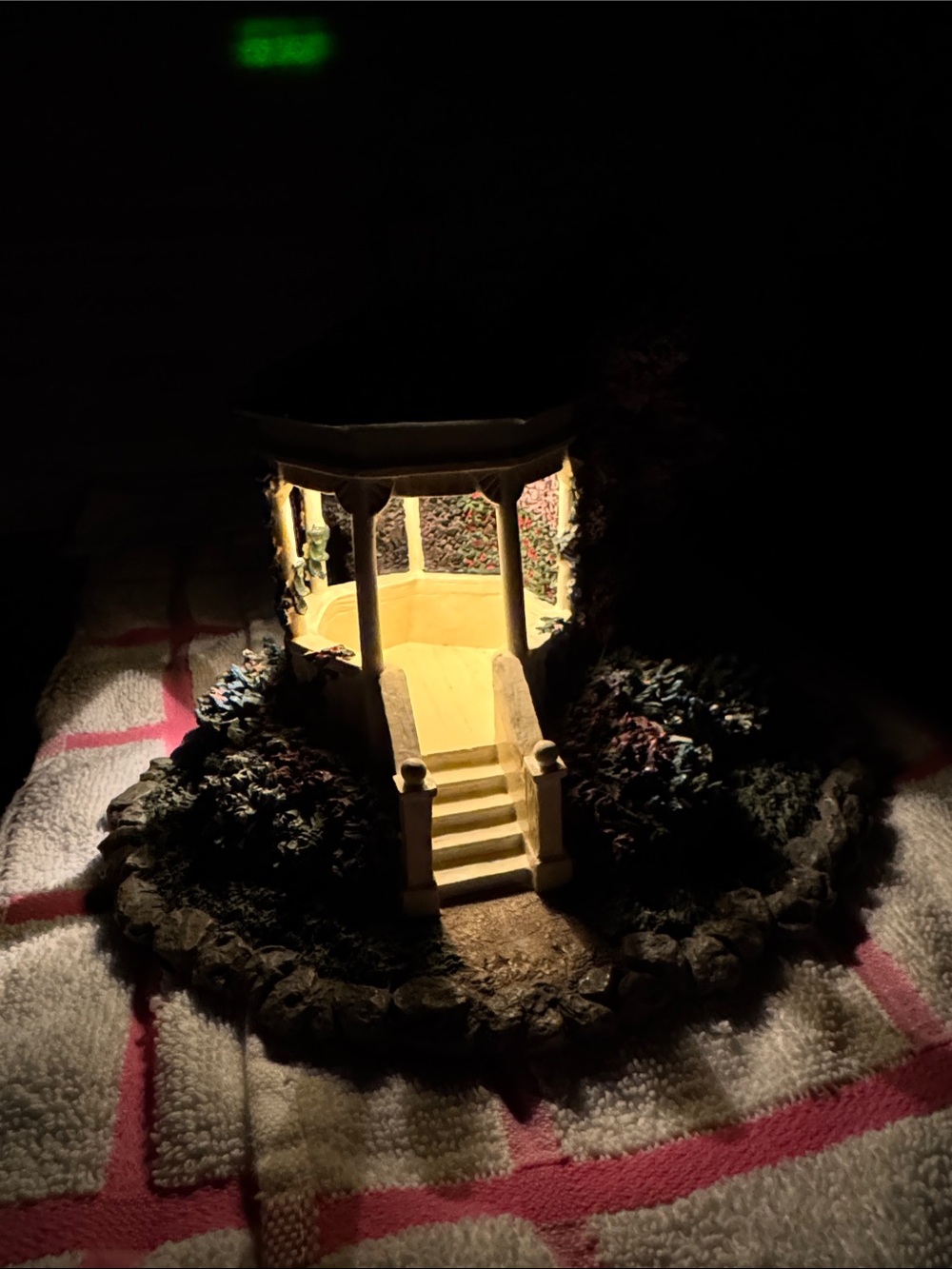 Illuminated Hawthorn Village Gazebo Garden Figurine Thomas Kinkade - Picture 2 of 12